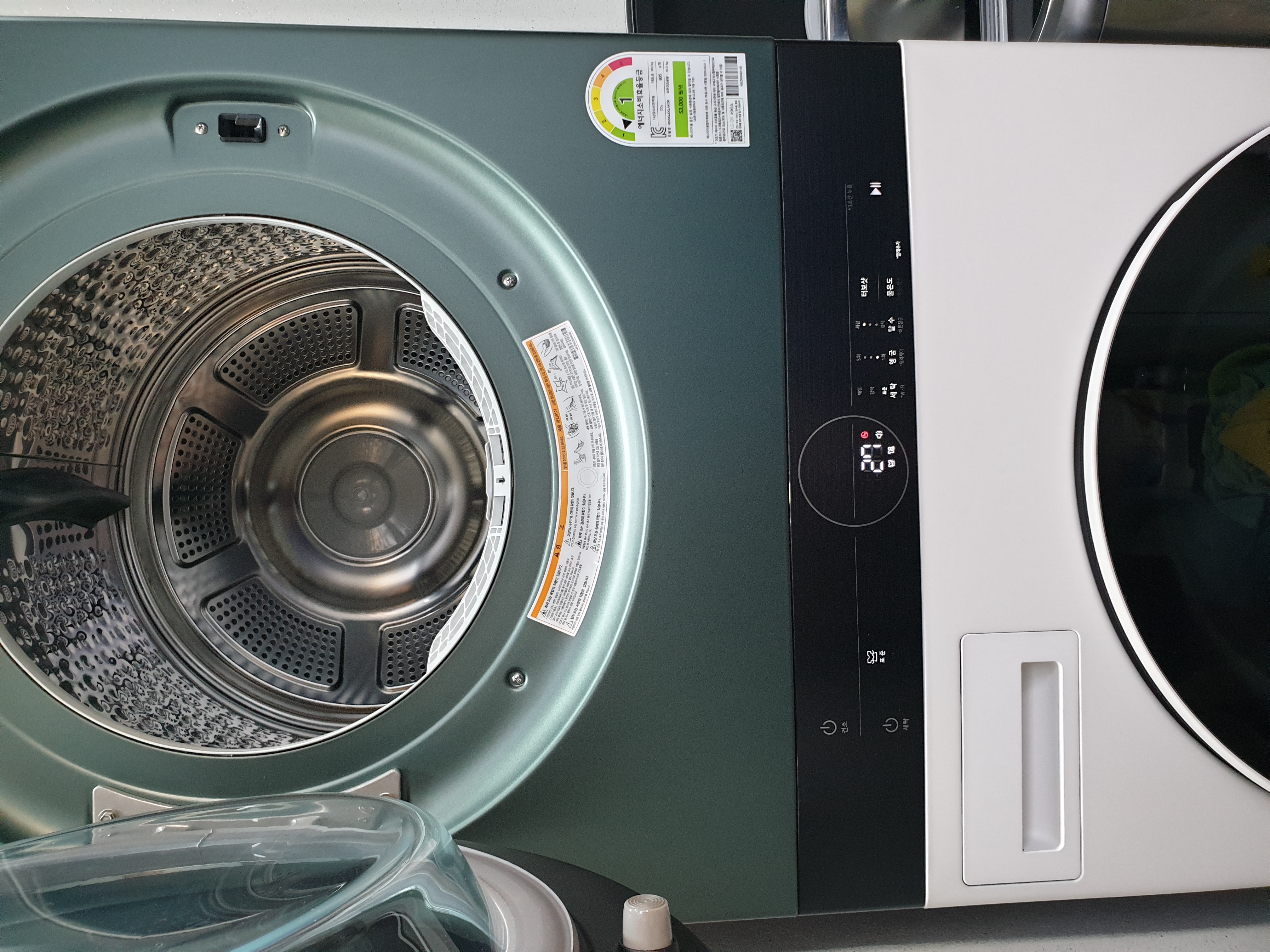 이제 가을옷은 넣어두세요~