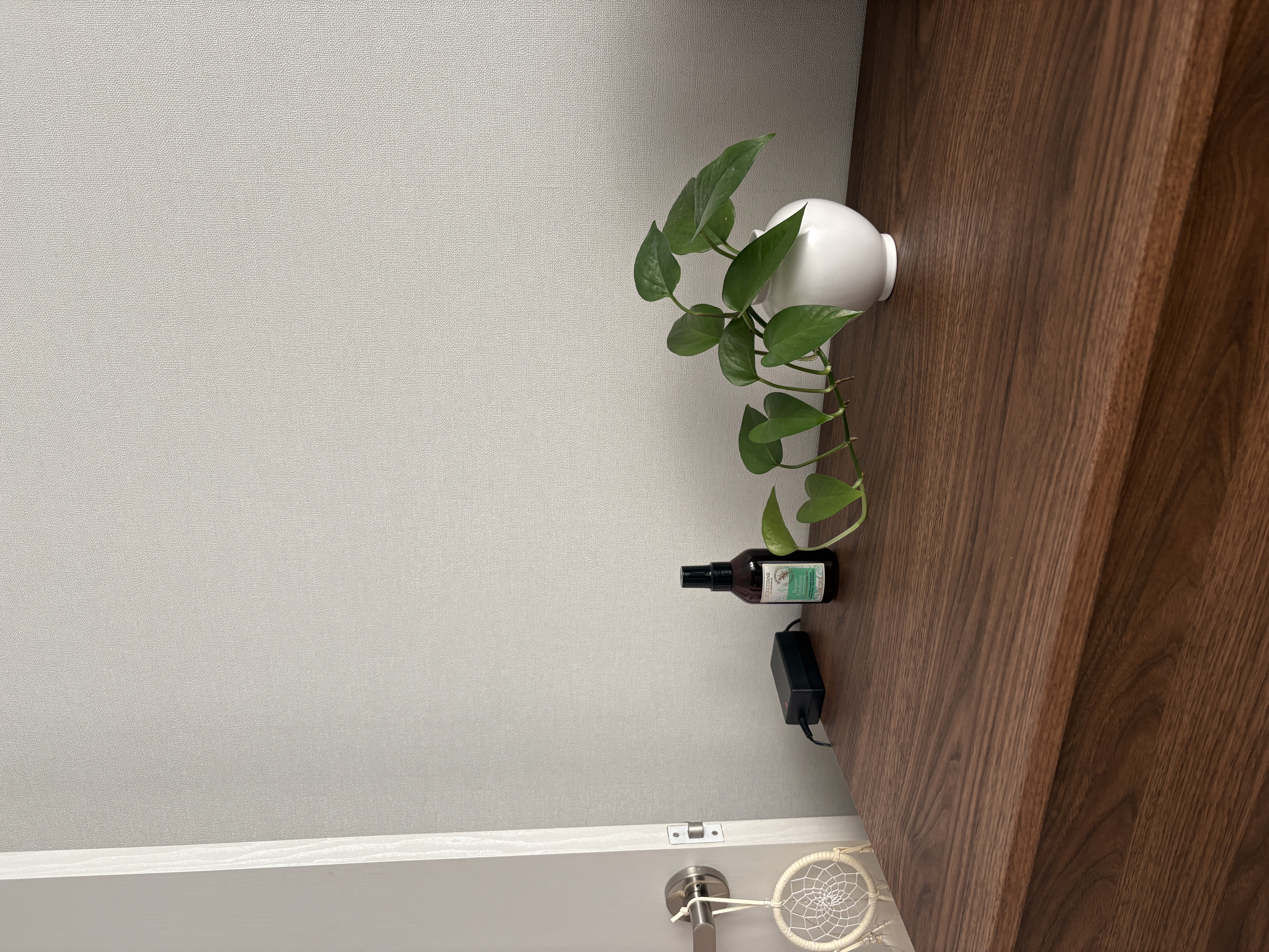 안방에 무게감을 주는 우드 서랍장 🪵