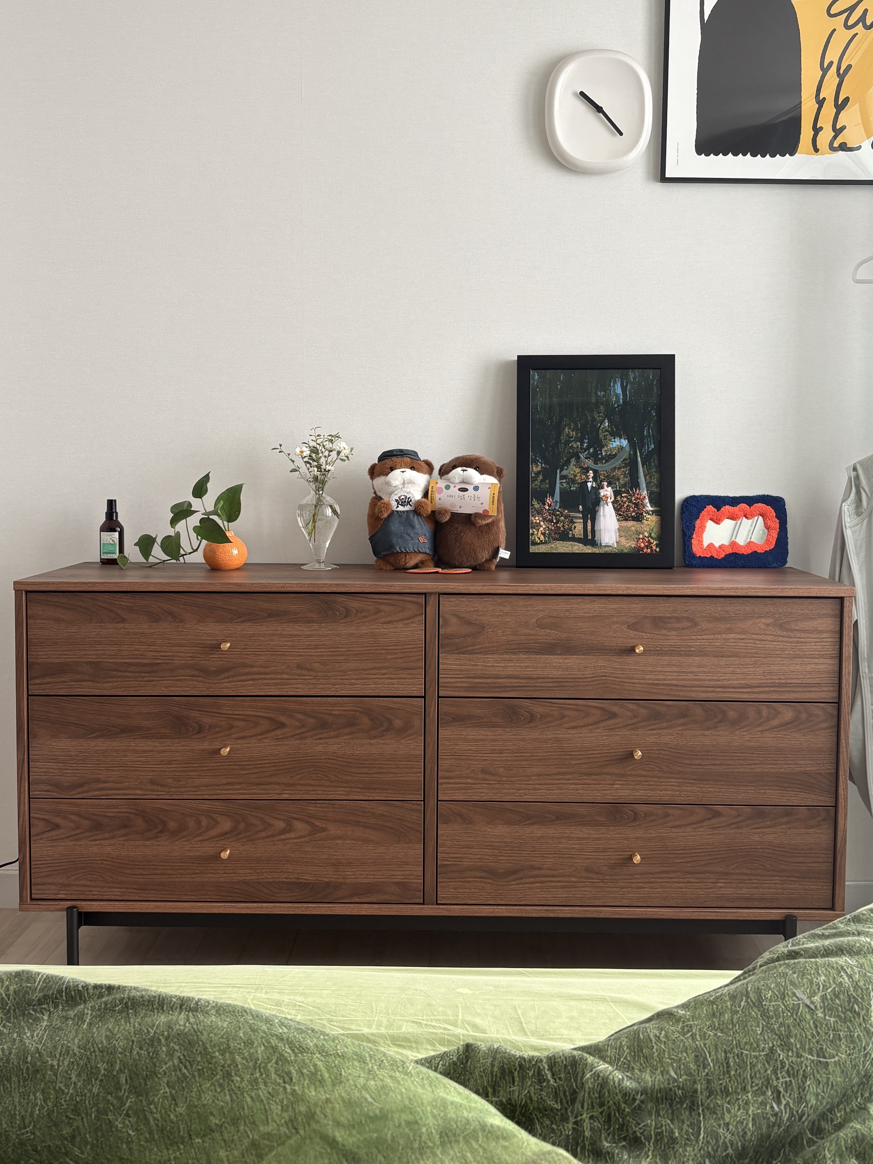 안방에 무게감을 주는 우드 서랍장 🪵