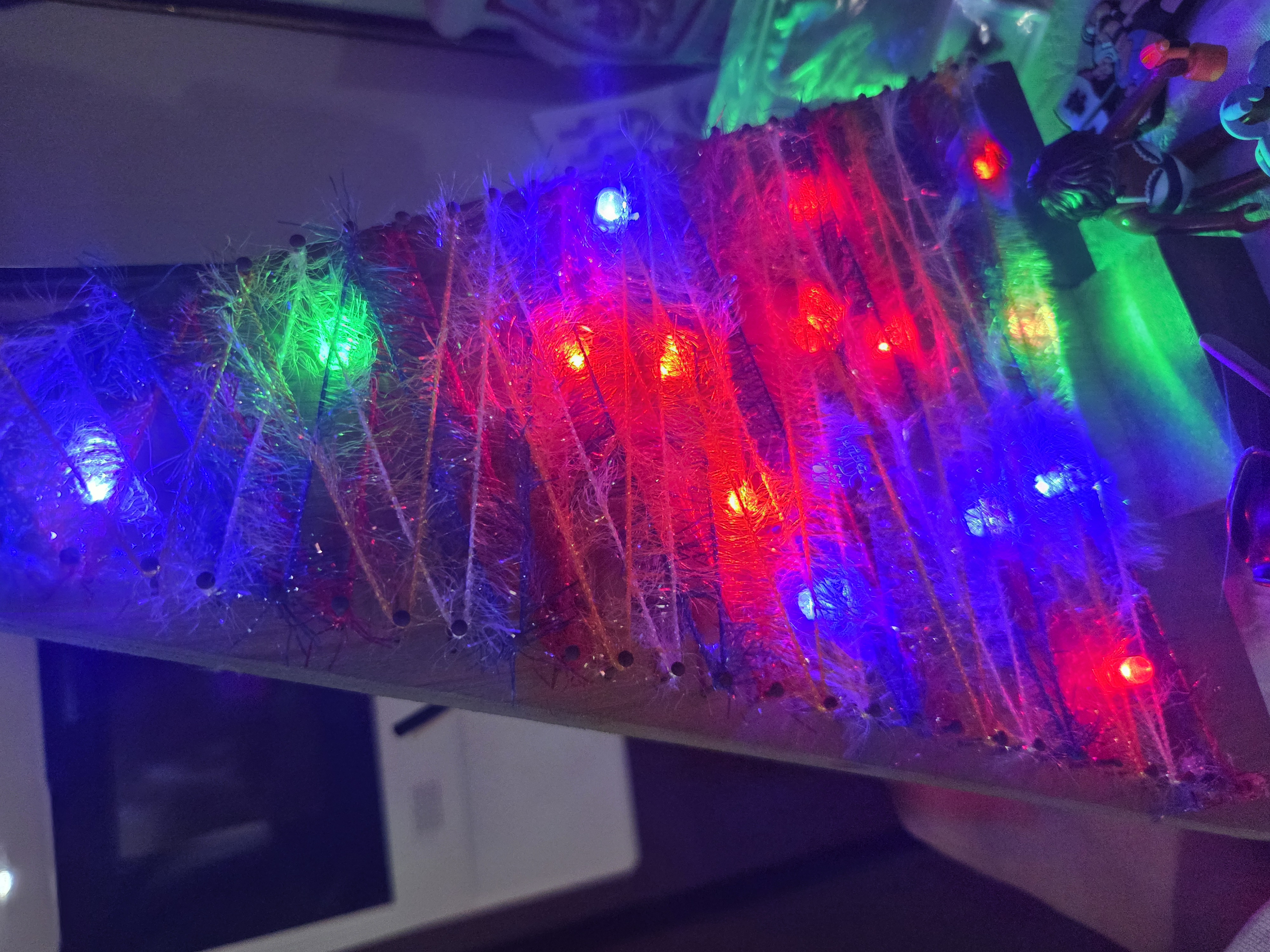 작은 크리스마스 트리 모양 조명 하나로 우리 집 연말 무드를 완성했어요 🎄✨