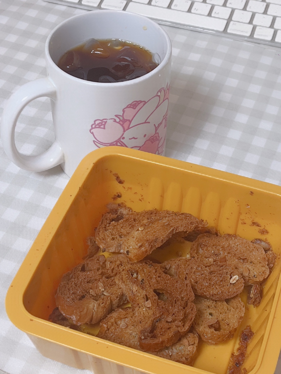 아메리카노랑 호밀빵칩을 먹어요!