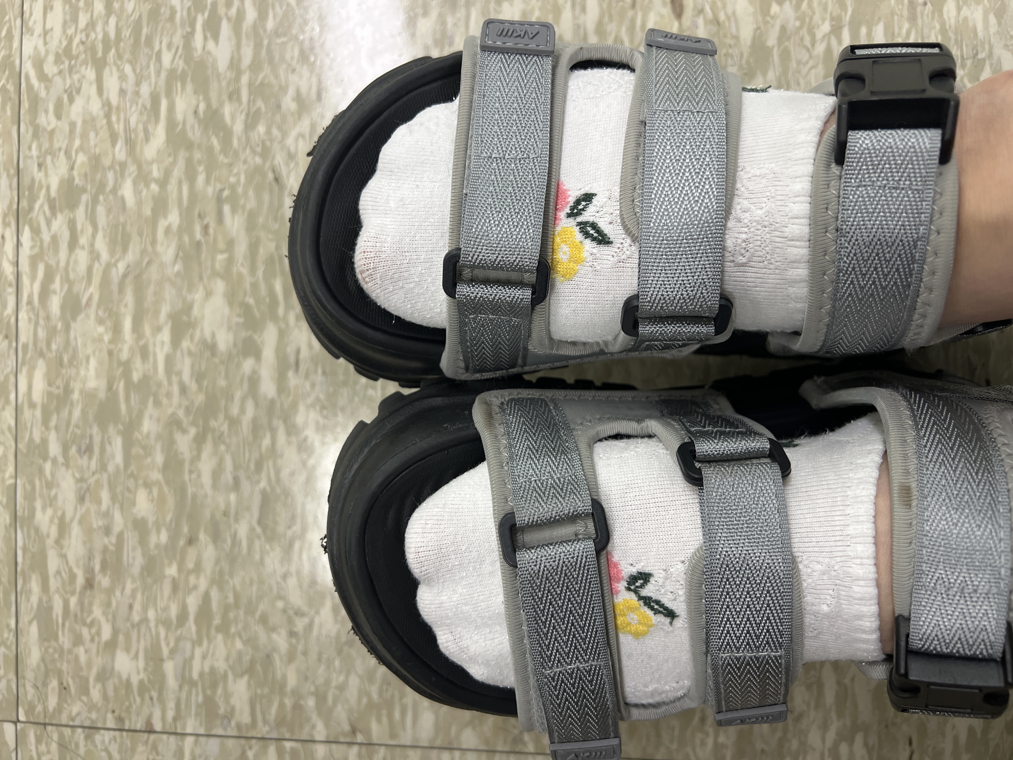 여룸에는 시원한 샌들 매일 신고 다녀요