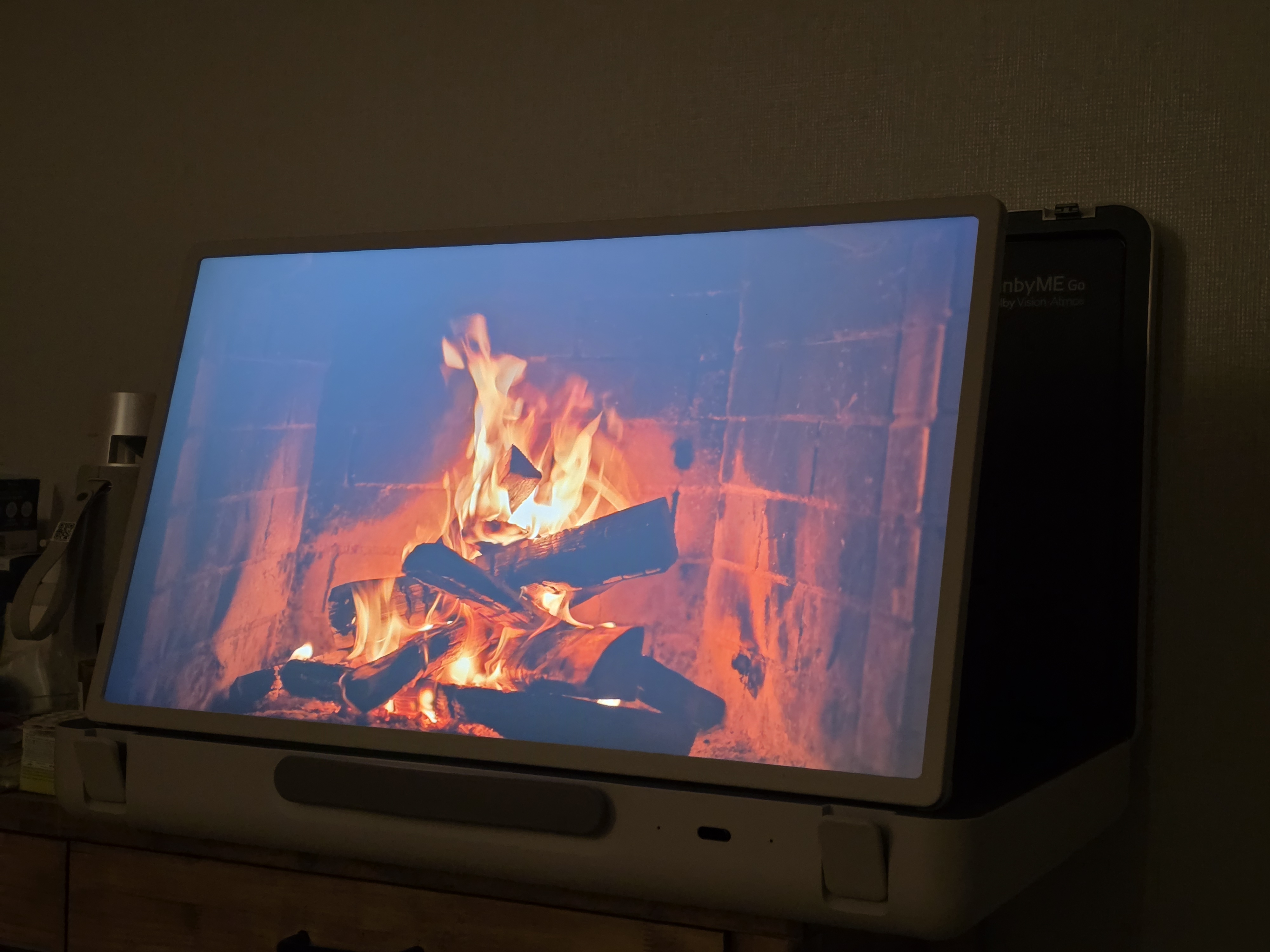 스탠바이미로 실제 같은 벽난로 온기를