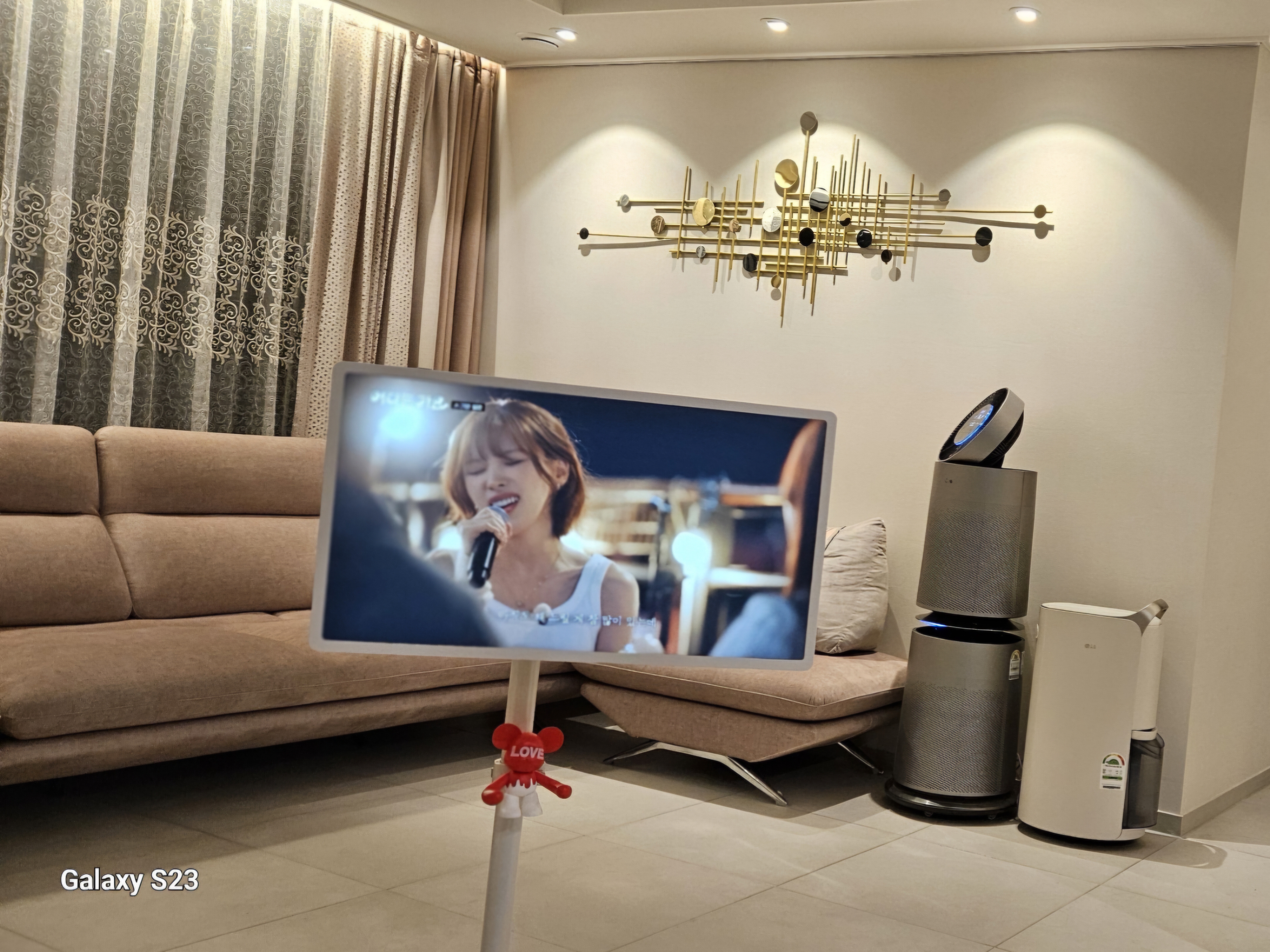 거실 인테리어 와 조화롭게 어울리는 스탠바이미 2