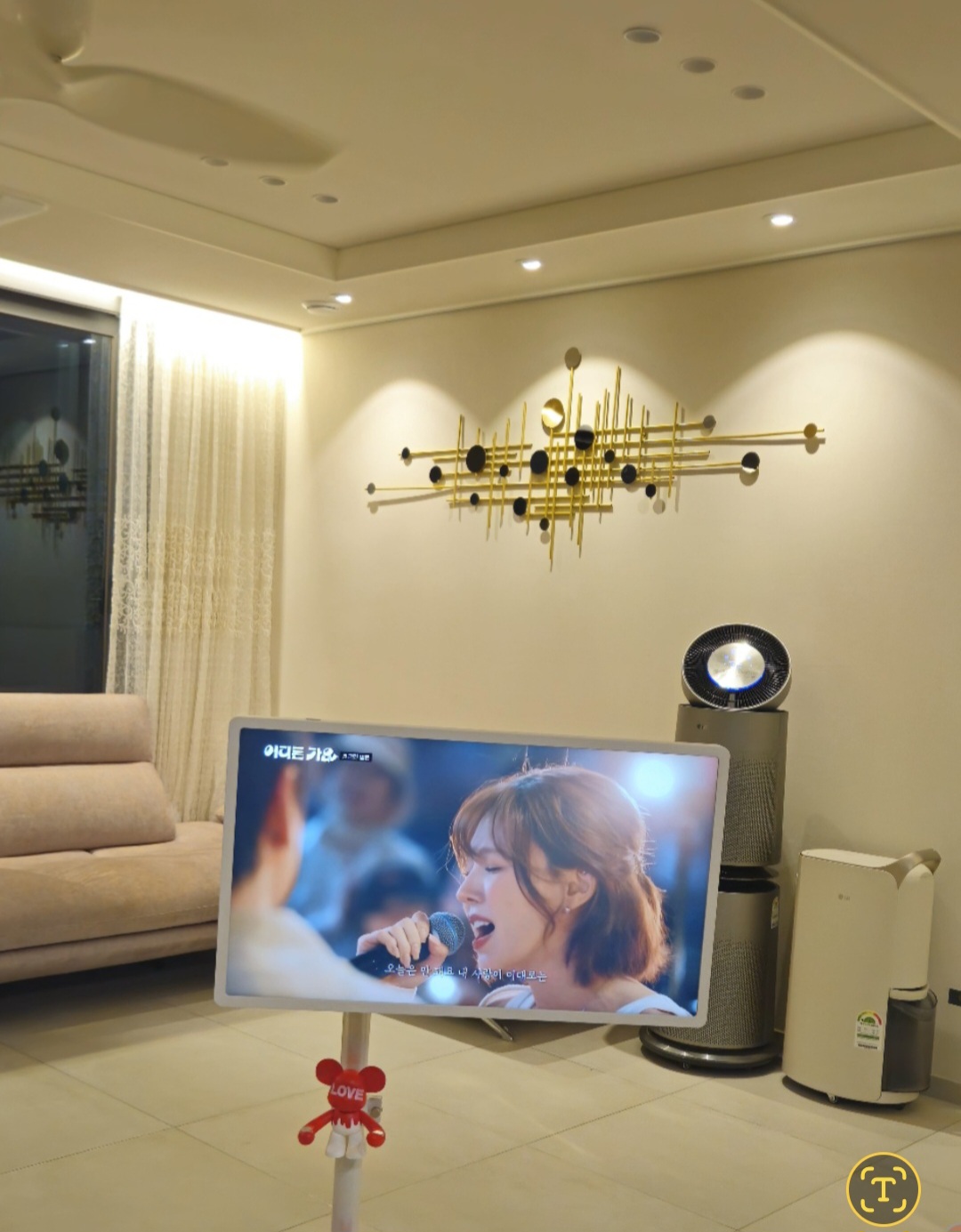 거실 인테리어 와 조화롭게 어울리는 스탠바이미 2