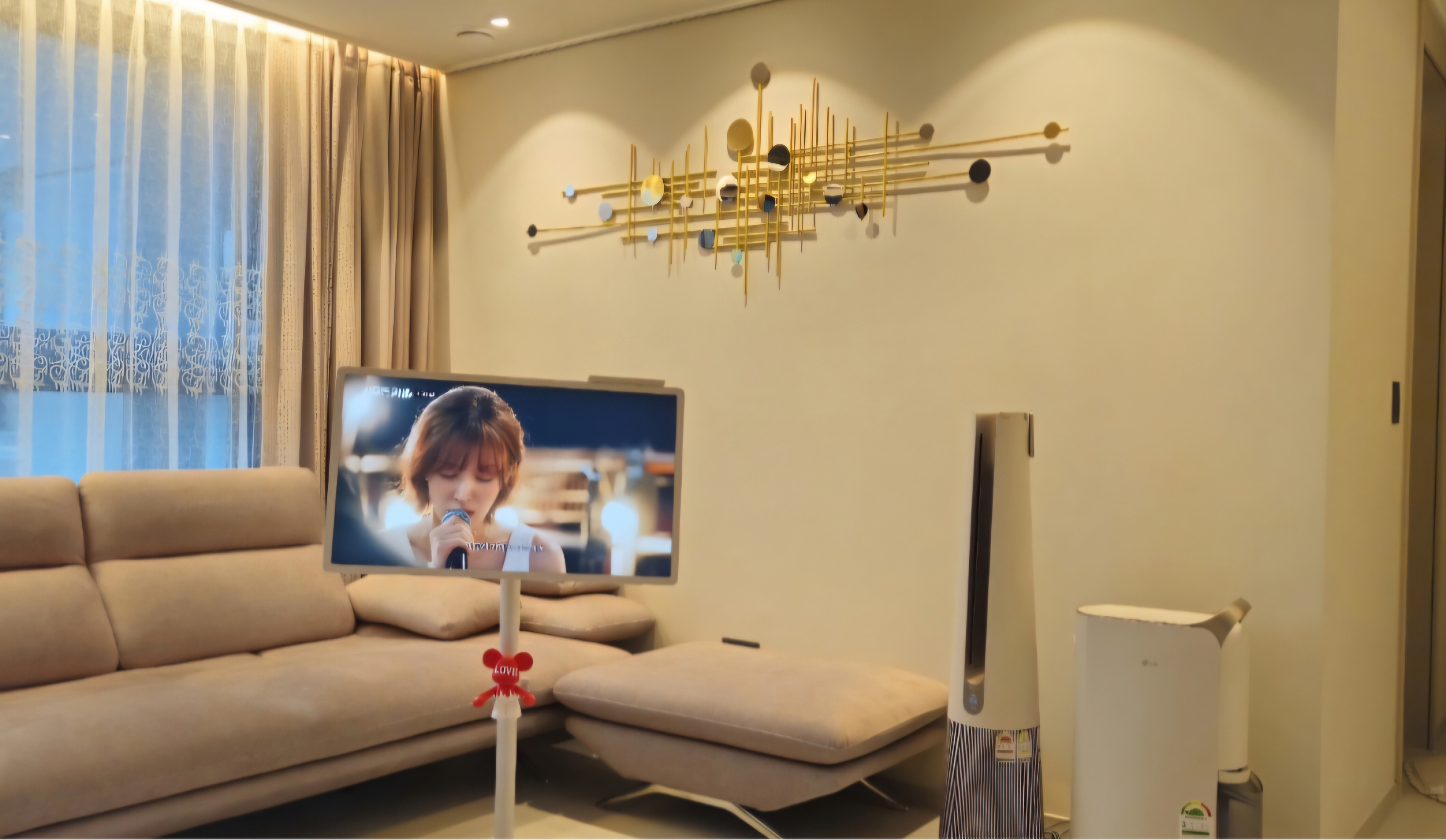 거실 인테리어 와 조화롭게 어울리는 스탠바이미 2