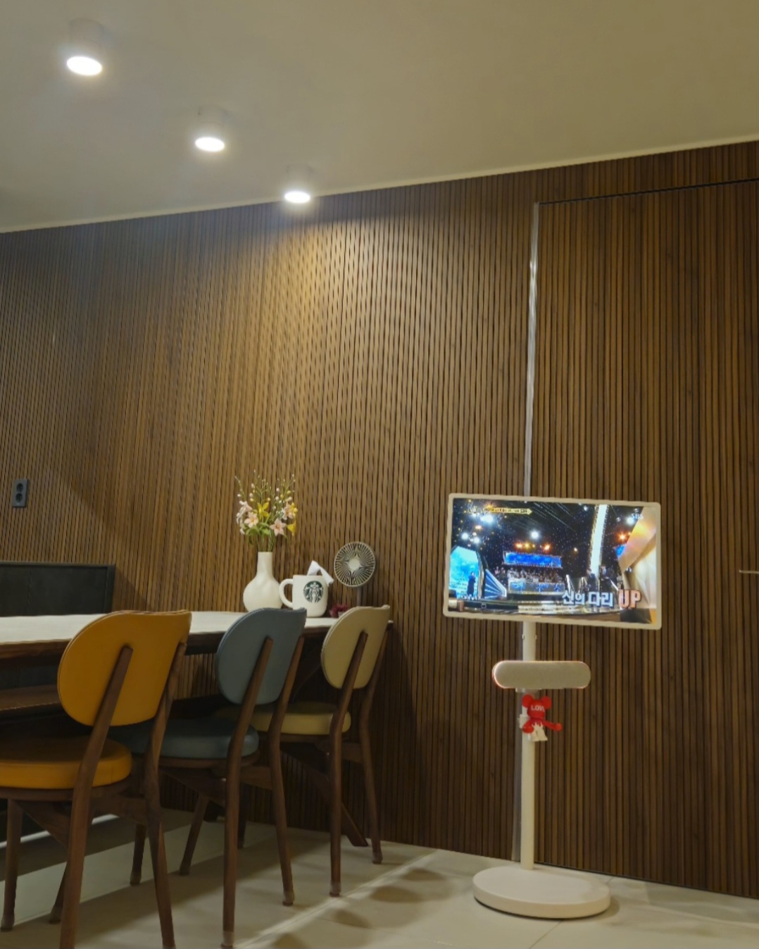 공간 인테리어 와 잘 어울리는 스탠바이미 2