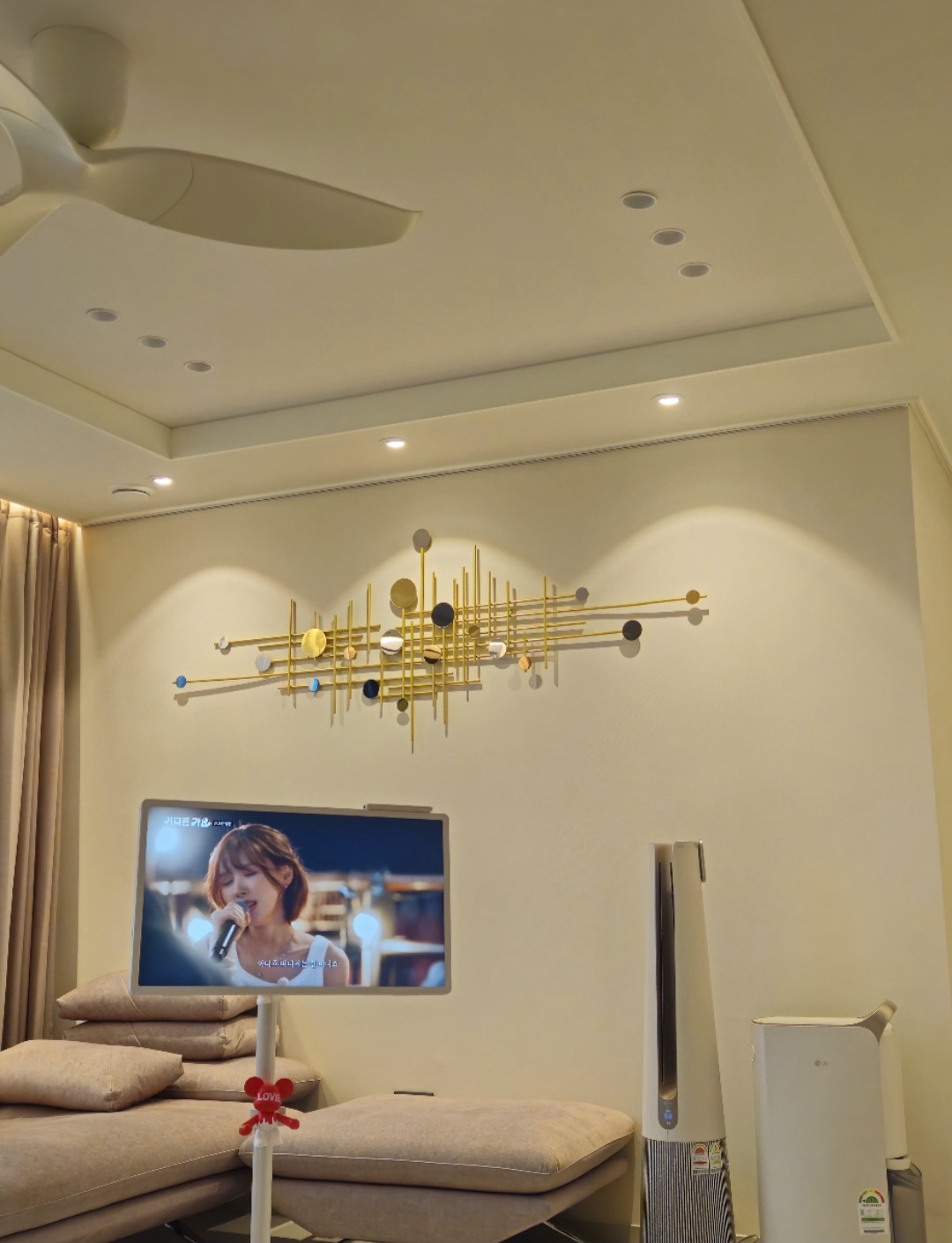 공간 인테리어 와 잘 어울리는 스탠바이미 2