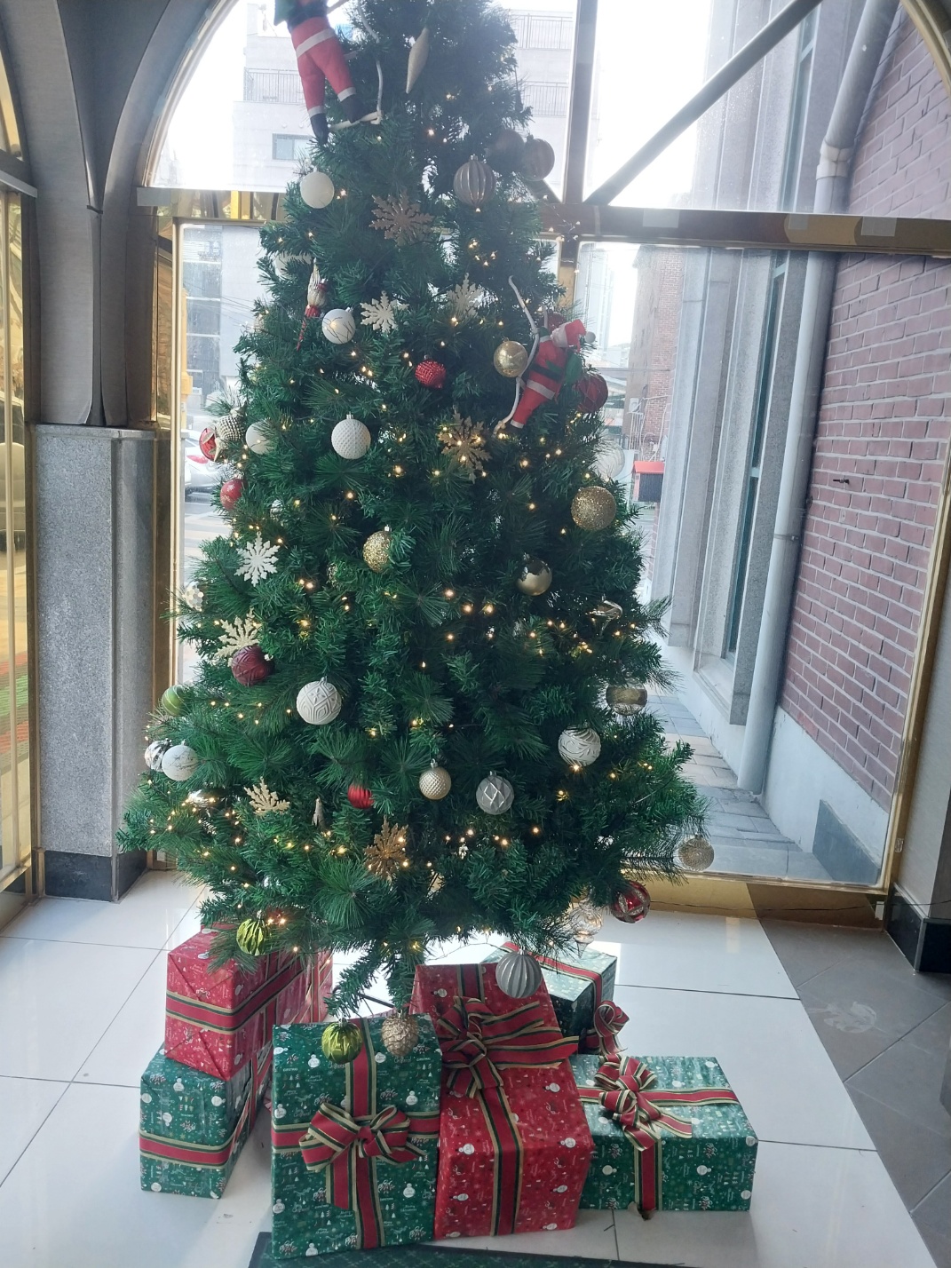 큰 크리스마스 트리 낭만