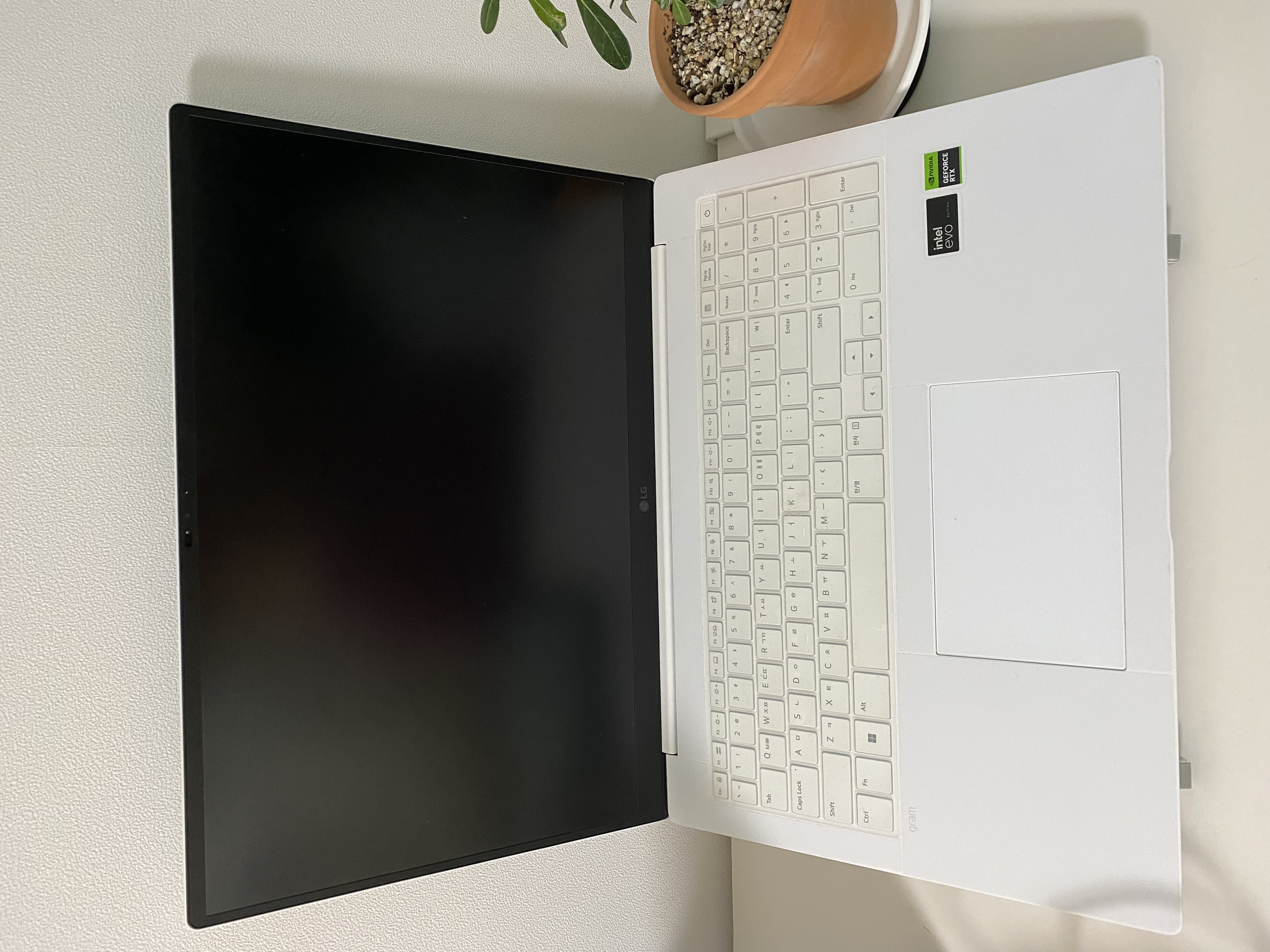 가볍게 펼친 17인치 그램프로