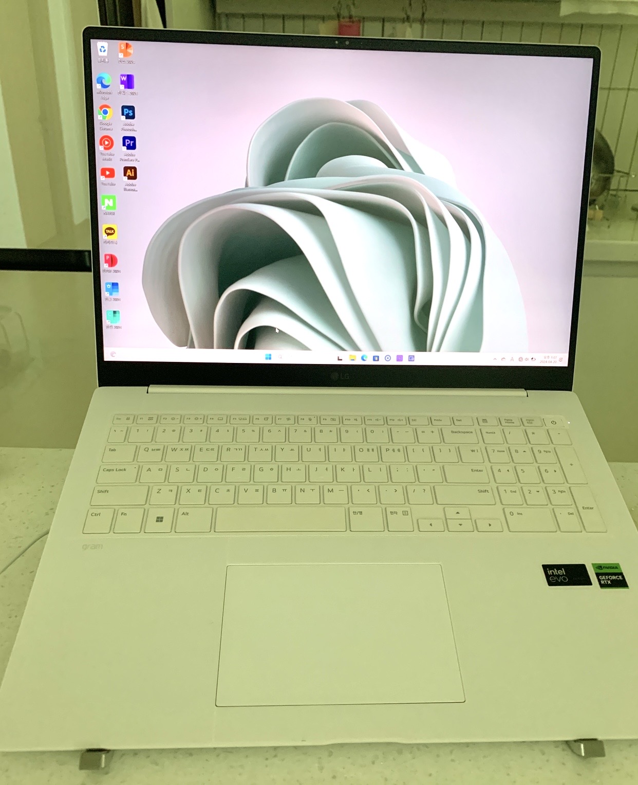 가볍게 펼친 17인치 그램프로