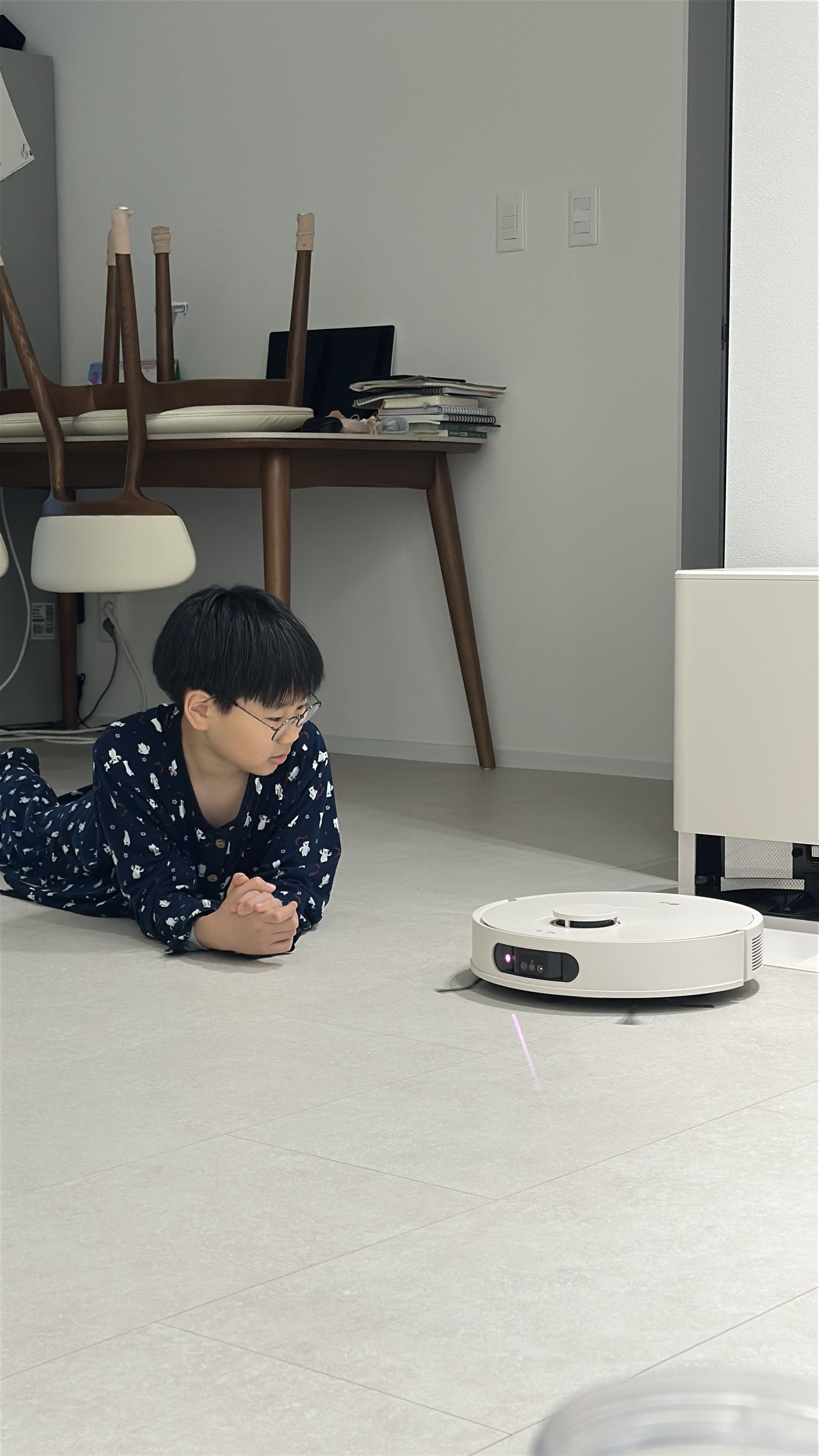 퇴근했더니 집이 깨끗해요… 누가 청소했지?